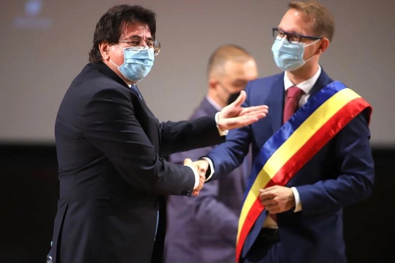 Primar Dominic Fritz vorbește în fața clădirii primăriei Timișoara Primar Dominic Fritz vorbește în fața clădirii primăriei Timișoara