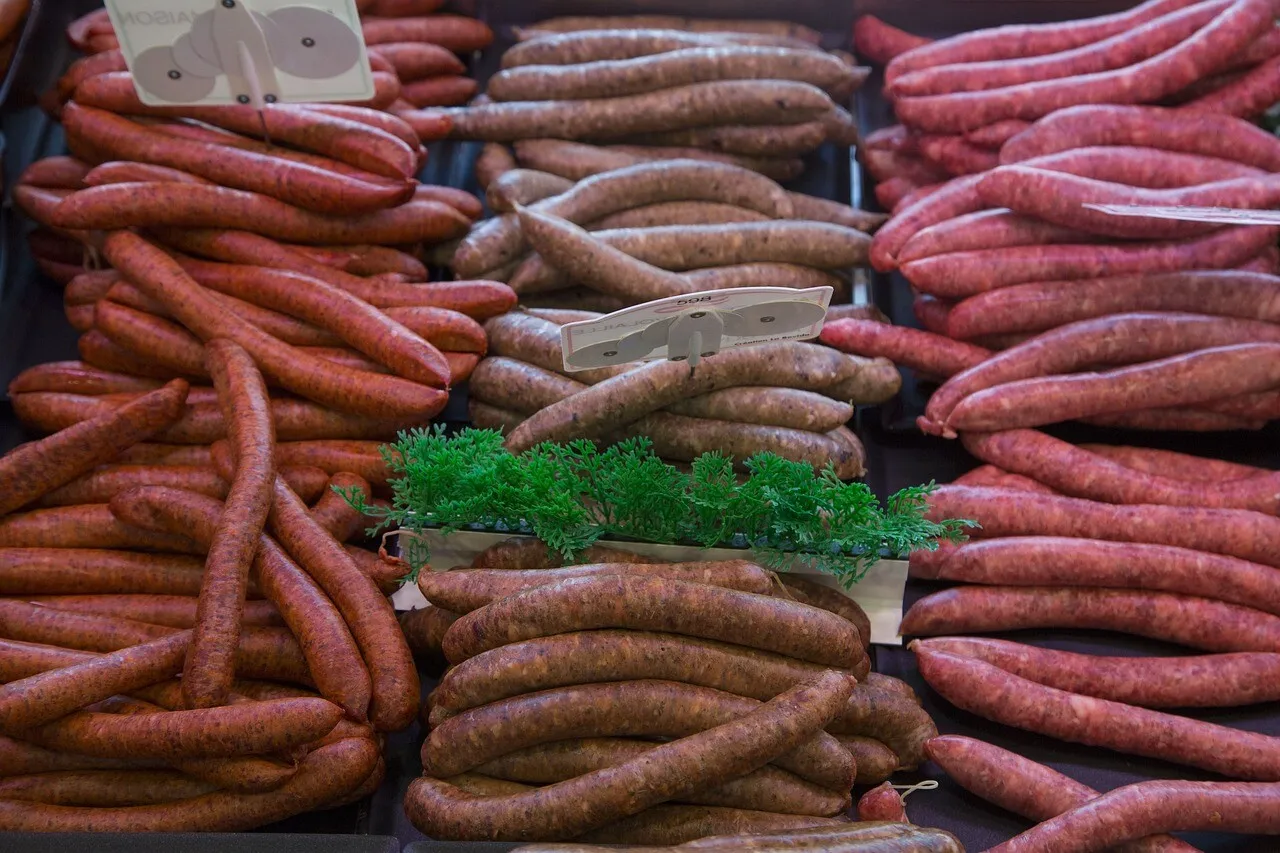 Minciuna cârnaților românești din supermarketuri. Ce se ascunde, de fapt, în delicioasele produse de carmangerie din magazinele autohtone