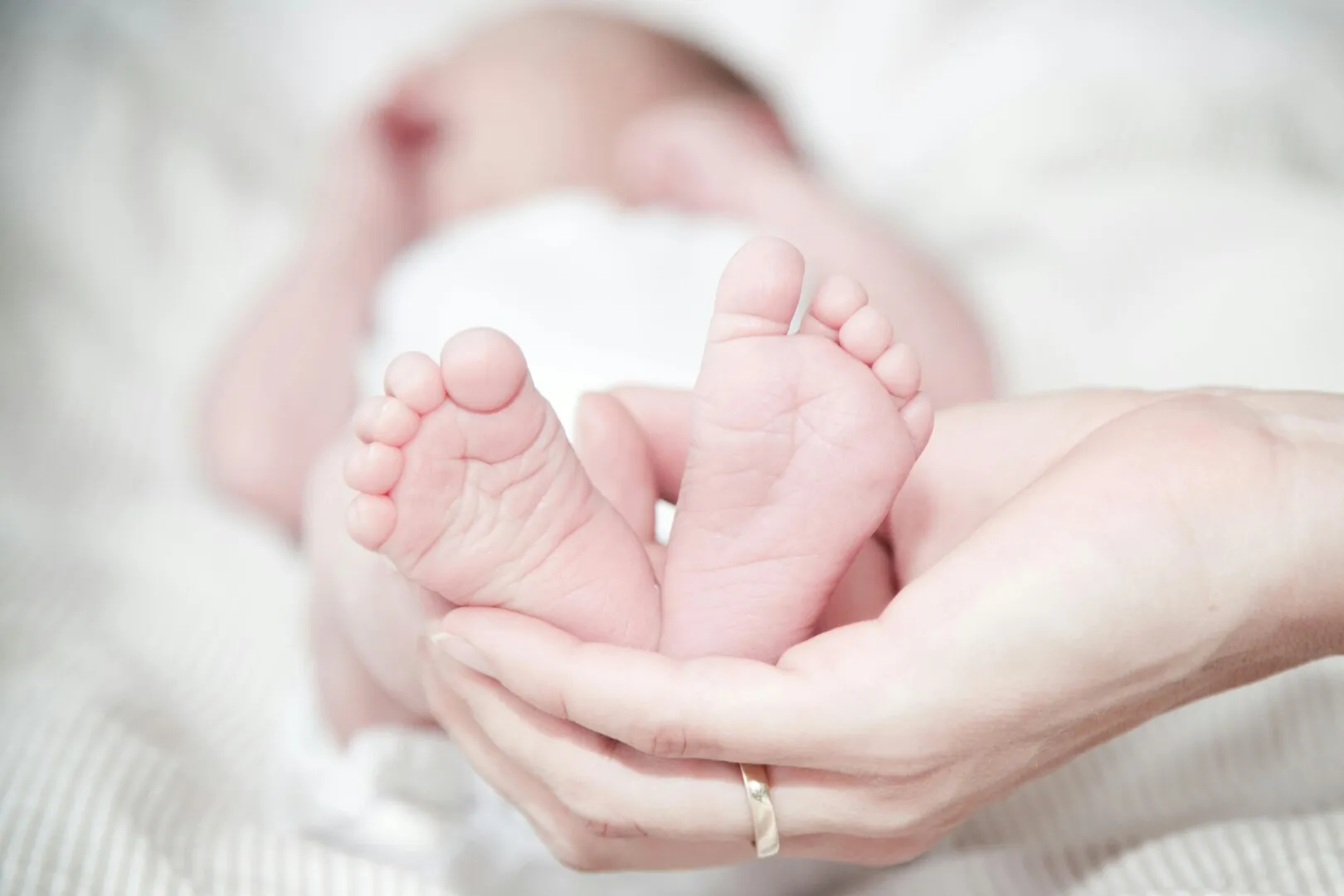 Poza pentru articolul Suma reală de care ai nevoie când aduci bebelușul acasă. Cât cheltuie părinții pe pătuț, hăinuțe, biberoane și toate cele necesare, la început de drum