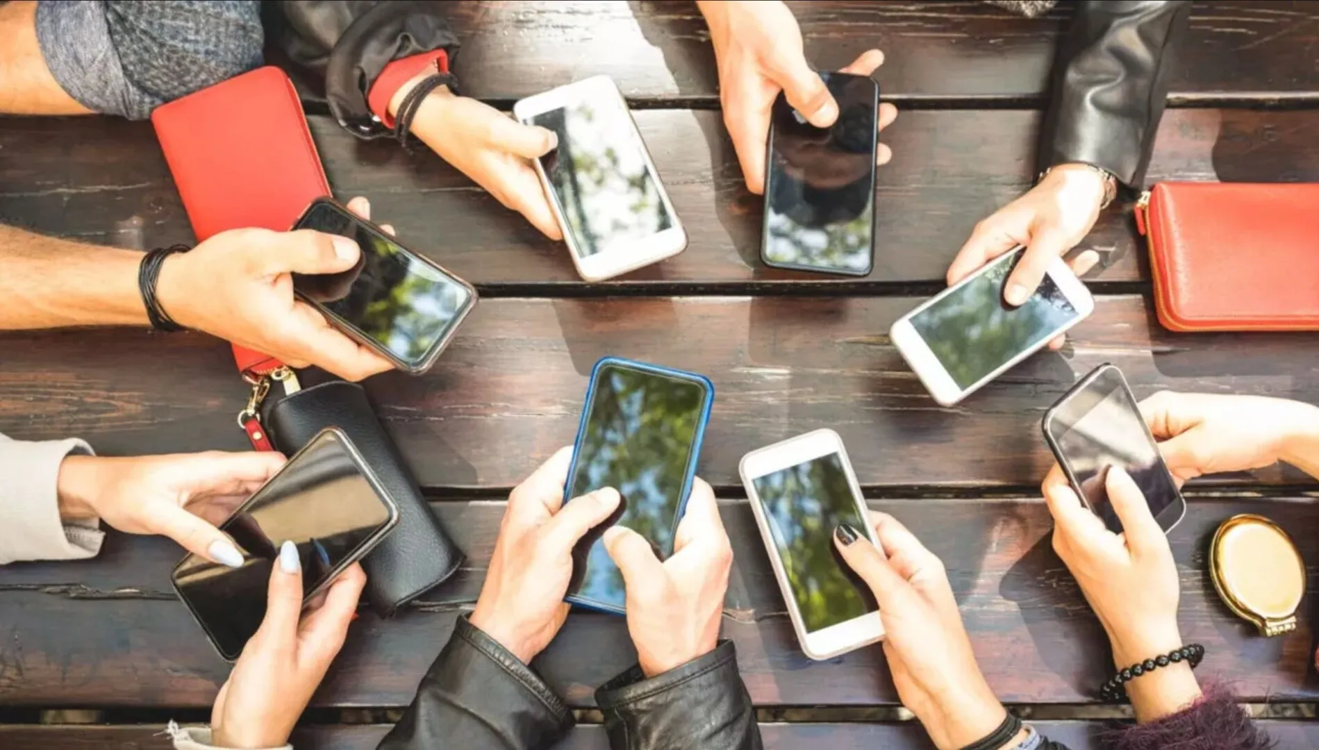 Poza pentru articolul Smartphone-ul fără ecran ar putea schimba radical interacțiunea digitală până în 2030