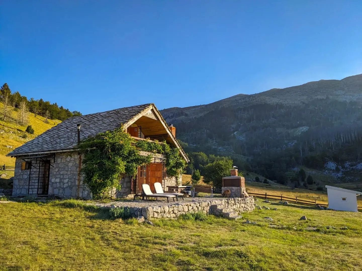 Casă gratis cu tractor și grădină într-un peisaj idilic, la numai doi pași de graniță. Singura condiție pusă de proprietar amatorilor