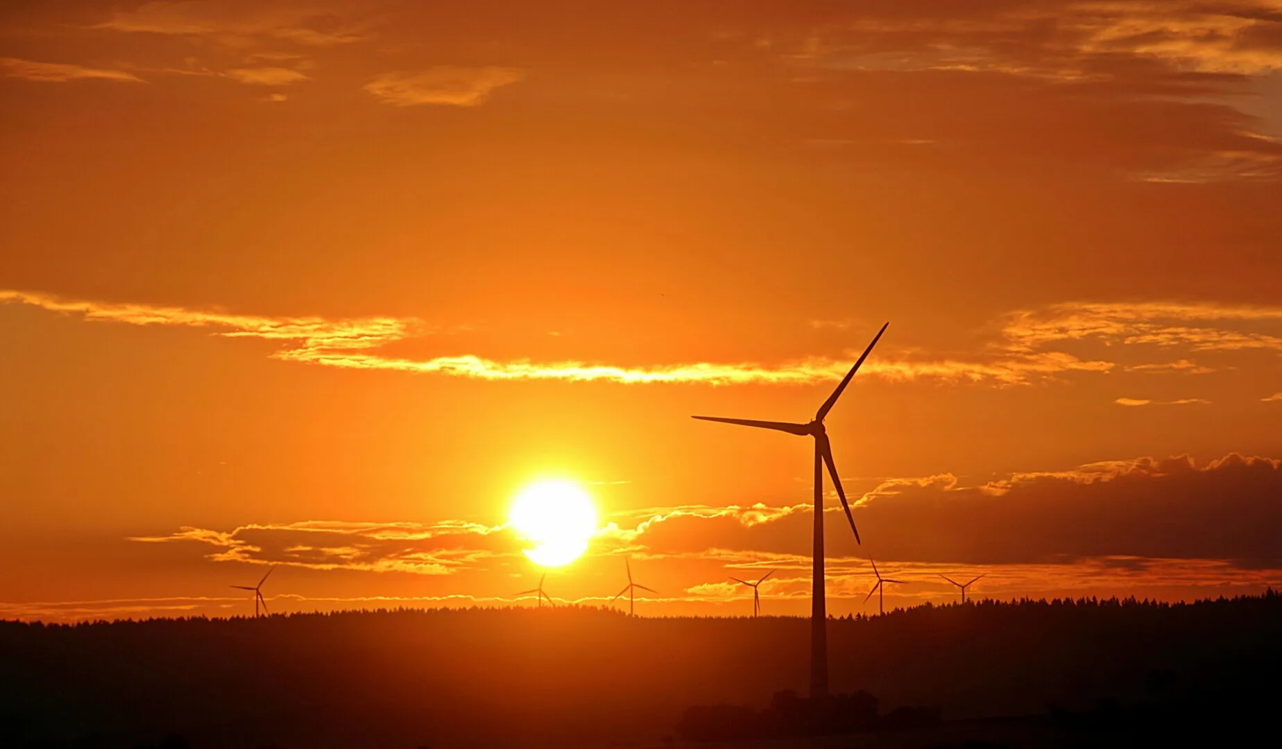 BERD finanțează stocarea energiei în România cu baterii Tesla - 70 ...