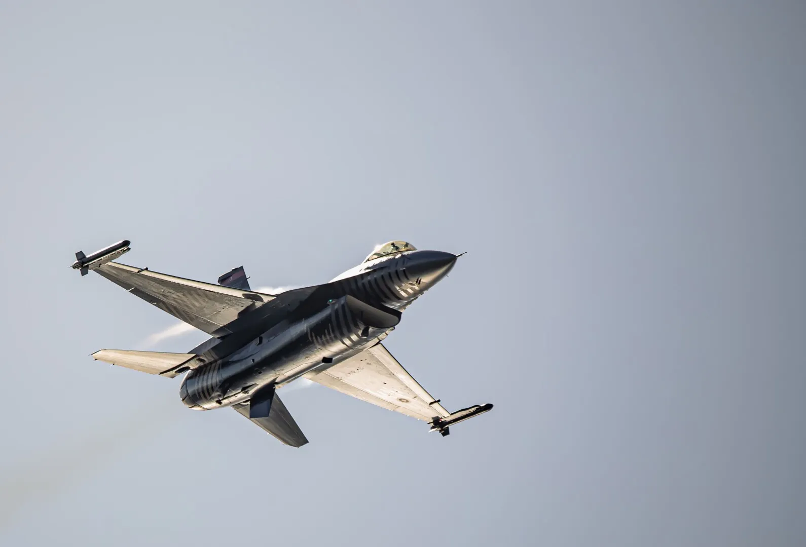 Poza pentru articolul Un avion F-16 a doborât o dronă în Buzău. Primele declarații de la Ministerul Apărării și președinte