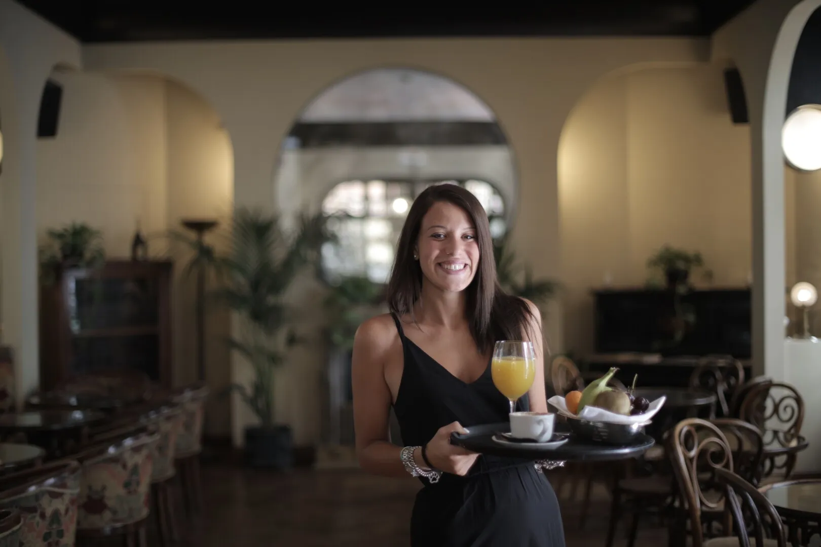 Poza pentru articolul Atât de mult încasează o tânără hostess. Stau în caniculă, frig sau ploaie pentru un salariu mai mare