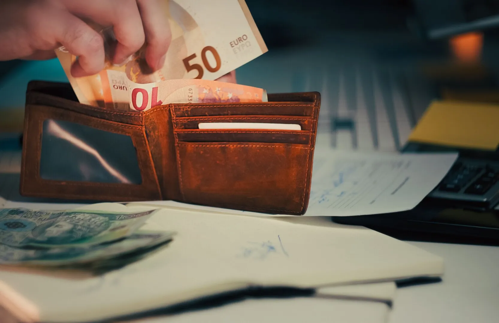 Poza pentru articolul Mai bine de 400.000 de bugetari ar urma să aibă salariile înghețate ani buni. Categoriile vizate de Legea Salarizării