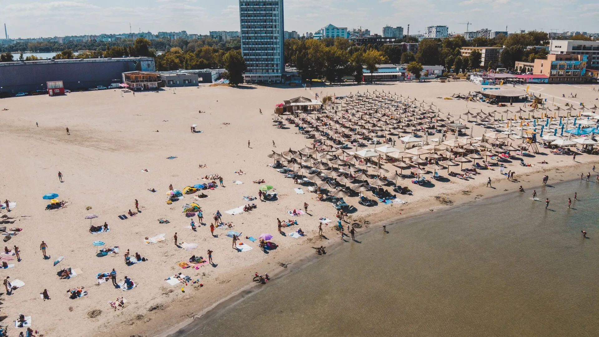 Poza pentru articolul Luxul din Mamaia. Atât costă șezlongurile „de fițe” de pe plajele exclusiviste, baldachinul și alte doleanțe