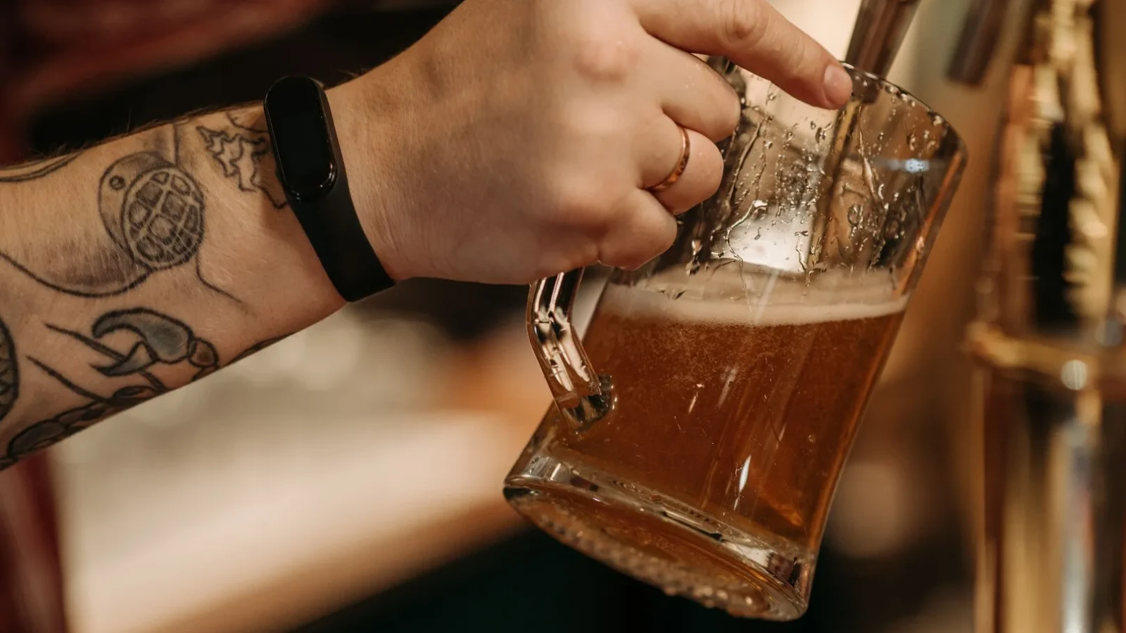 Berea românească, în topul celor din UE. Locul pe care îl ocupă băuturile alcoolice fabricate în țara noastră