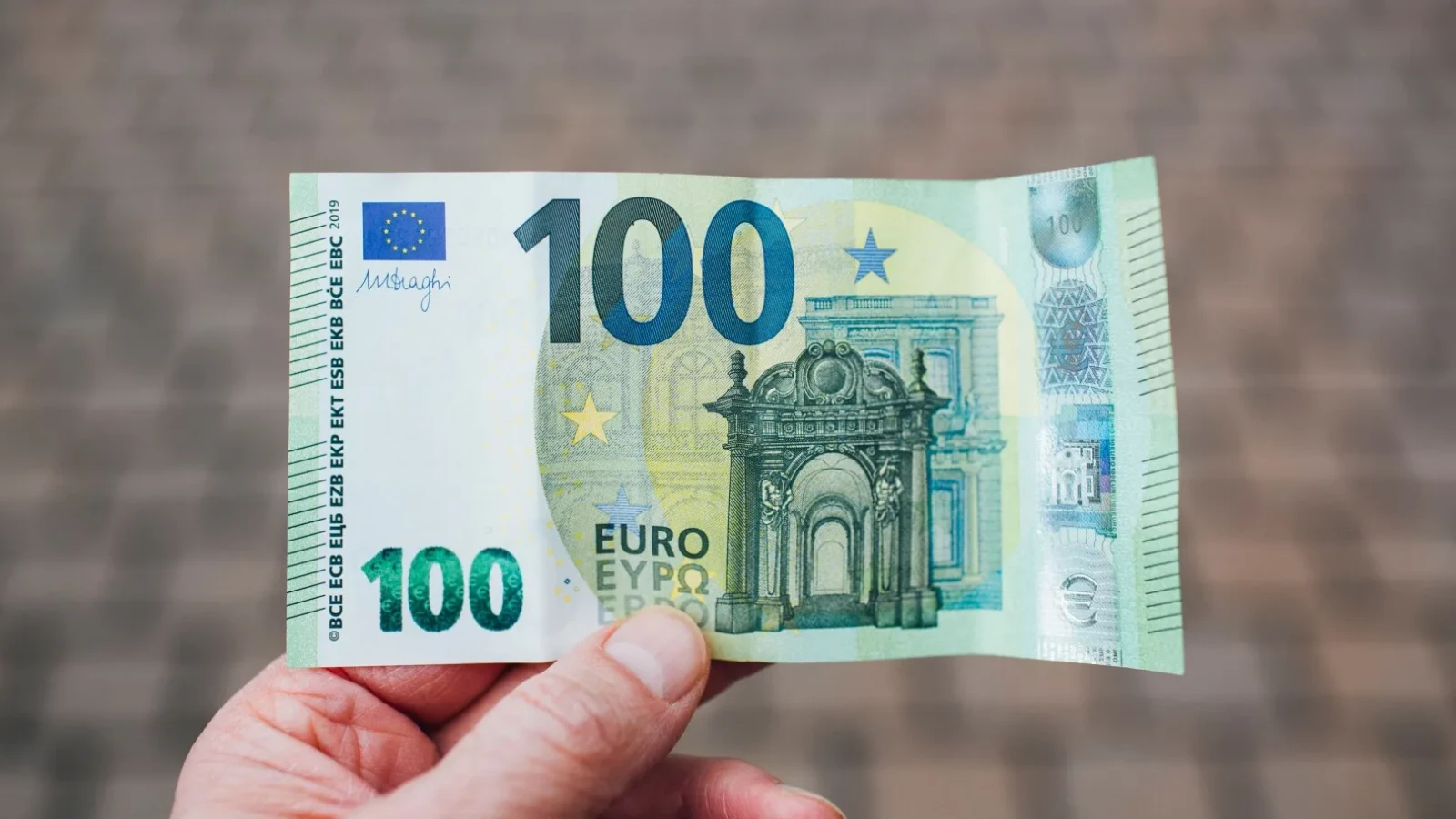 Ce s-ar schimba pentru români după trecerea la euro. Când se vor schimba toți banii din România