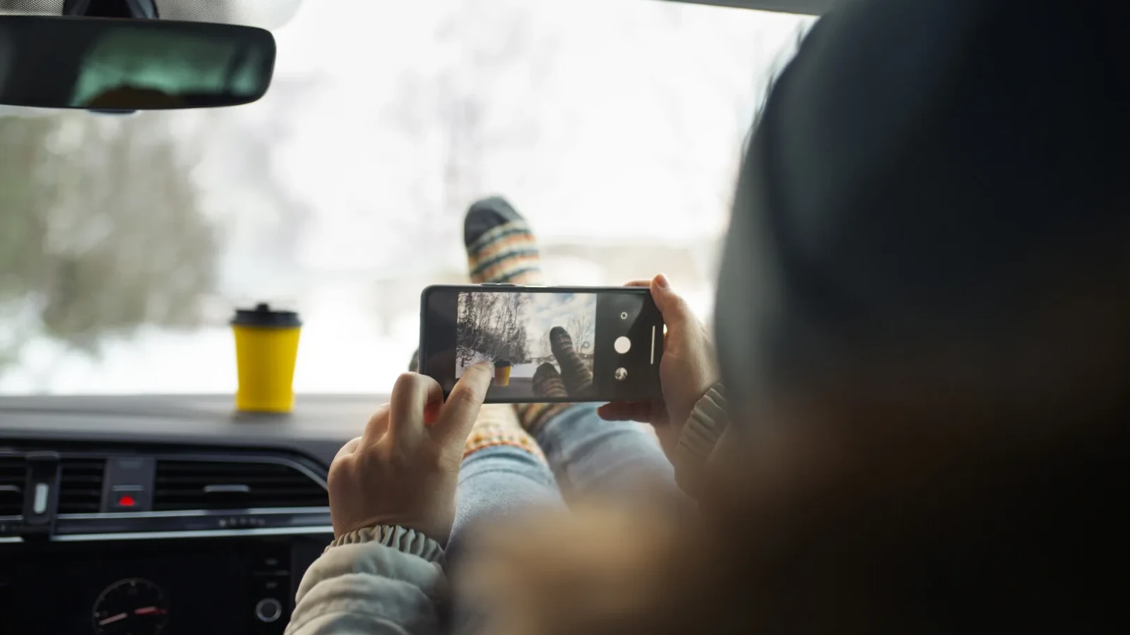 Ai filmat alt șofer în trafic și l-ai pus pe Facebook, YouTube, TikTok sau altele? Poți să-ți iei amendă și să ai mari probleme cu legea