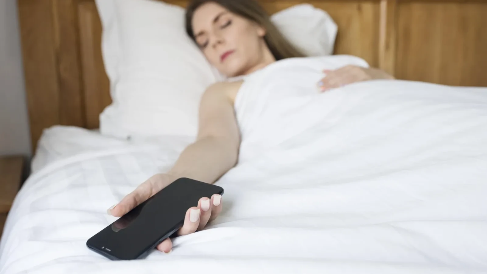 O săptămână fără telefon înainte de culcare. Cum se schimbă somnul și starea de bine