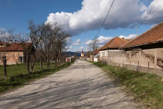 Poza pentru articolul Satul din Hunedoara pentru care vin locuitorii din Germania în România. Turiștii fac autostopul ca să ajungă