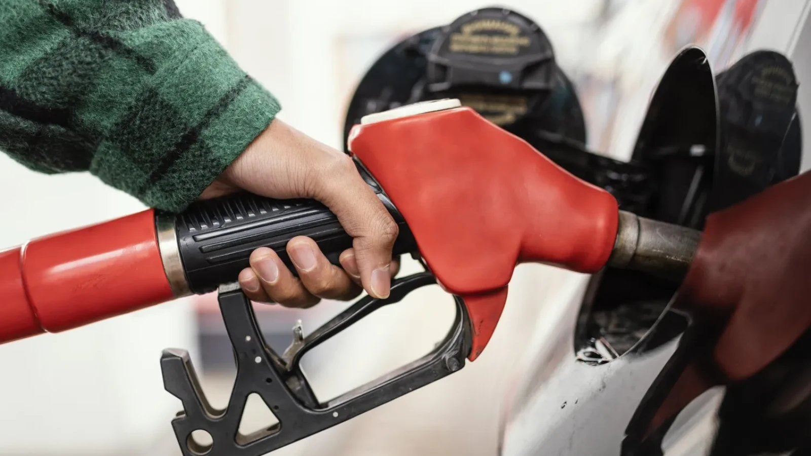 Ieftinirile de la pompe au lăsat șoferii fără cuvinte. Cât au costat carburanții în prima zi de toamnă